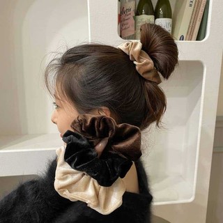Cột Tóc Vải Scrunchies nhung màu đen  vải nhung mềm mại, có độ bóng nhẹ