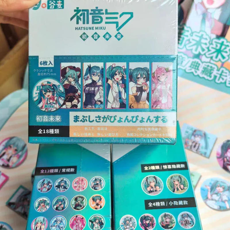 Bộ huy hiệu hộp mù Hatsune Miku – Huy hiệu & Thẻ Pin 75MM | Quà tặng quạt Anime | 6 gói mỗi hộp | 18 mẫu | Chân & Thẻ sưu tập