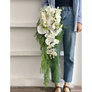 Bó hoa cưới cầm tay cô dâu dáng thác đổ từ hoa trắng và lá xanh sang trọng C0145