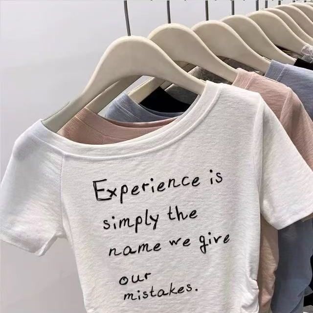 Milyfashion Cotton Nguyên Chất Slanted Vai Mùa Hè In Chữ Ngắn Tay Slim-Fit Áo Thun Không Đều Nẹp Rộng Ôm Hơn Nhìn Ngắn Top