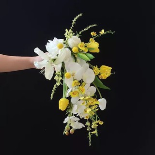 Bó hoa thác nước hình giọt nước ngọt màu vàng  hoa lan và mai vàng kèm tulip