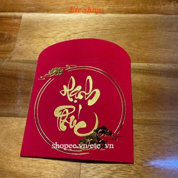 Bao lì xì tết viết thư pháp chữ theo yêu cầu, nét chữ nhũ sang trọng, mang lại may mắn cho ngày tết.