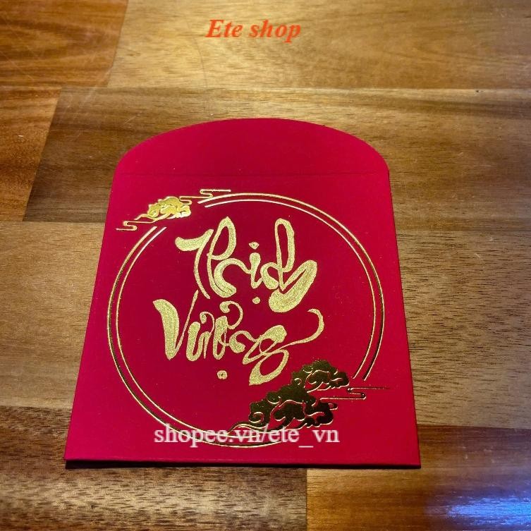 Bao lì xì tết viết thư pháp chữ theo yêu cầu, nét chữ nhũ sang trọng, mang lại may mắn cho ngày tết.