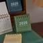 Lịch Mini YOLOGO, Trang Trí Máy Tính Để Bàn Di Động 2026 Lịch Để Bàn, Cuộn Dây Sáng Tạo Lập Kế Hoạch Hàng Ngày Văn Phòng Đồ Dùng Học Tập