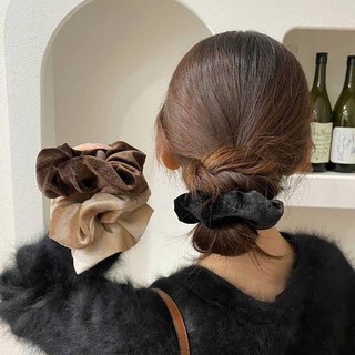 Cột Tóc Vải Scrunchies nhung màu đen  vải nhung mềm mại, có độ bóng nhẹ