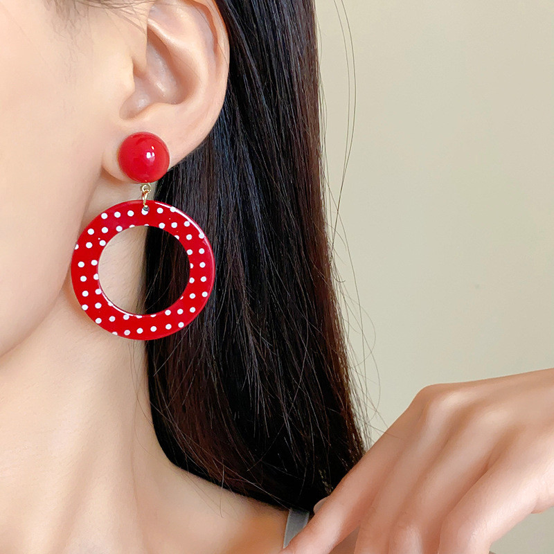Bông tai thả hình tròn rỗng chấm bi màu đỏ, phong cách phương Tây Y2K cổ điển dành cho nữ