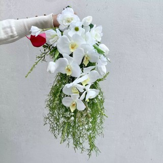 Bó hoa cưới thác đổ kiểu Hàn Quốc từ hoa lan và cỏ xanh