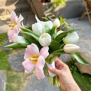 Bó hoa cưới cầm tay cô dâu từ hoa tulip nụ và nở cao su xinh xắn phong cách Hàn Quốc HQ0123