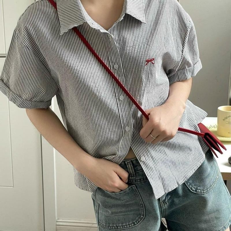 Áo mi kẻ sọc tay ngắn thêu nơ xinh xắn A20 Nữ Top Women thường áo cánh & áo mi somitim sơ minu
