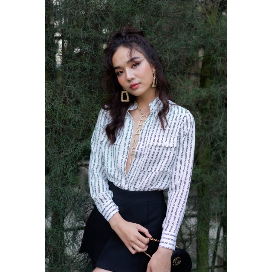 ÁO SƠ MI CỔ TRỤ IN CHỮ MÀU TRẮNG