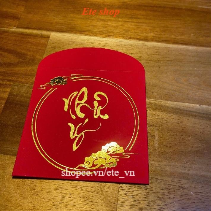 Bao lì xì tết viết thư pháp chữ theo yêu cầu, nét chữ nhũ sang trọng, mang lại may mắn cho ngày tết.