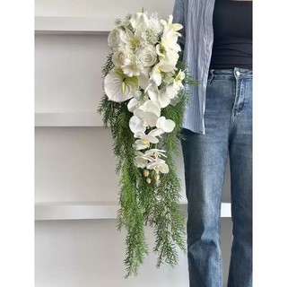 Bó hoa cưới cầm tay cô dâu dáng thác đổ từ hoa trắng và lá xanh sang trọng C0145