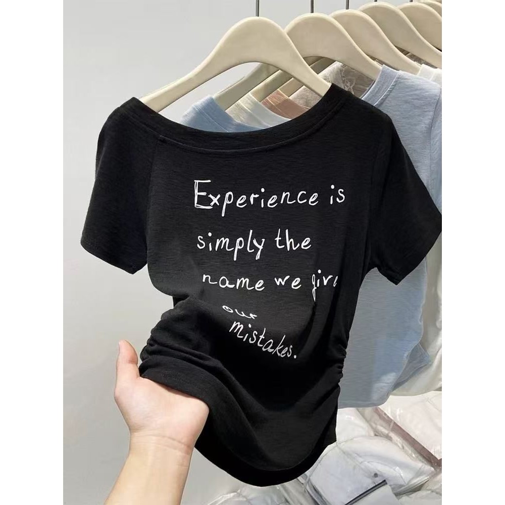 Milyfashion Cotton Nguyên Chất Slanted Vai Mùa Hè In Chữ Ngắn Tay Slim-Fit Áo Thun Không Đều Nẹp Rộng Ôm Hơn Nhìn Ngắn Top