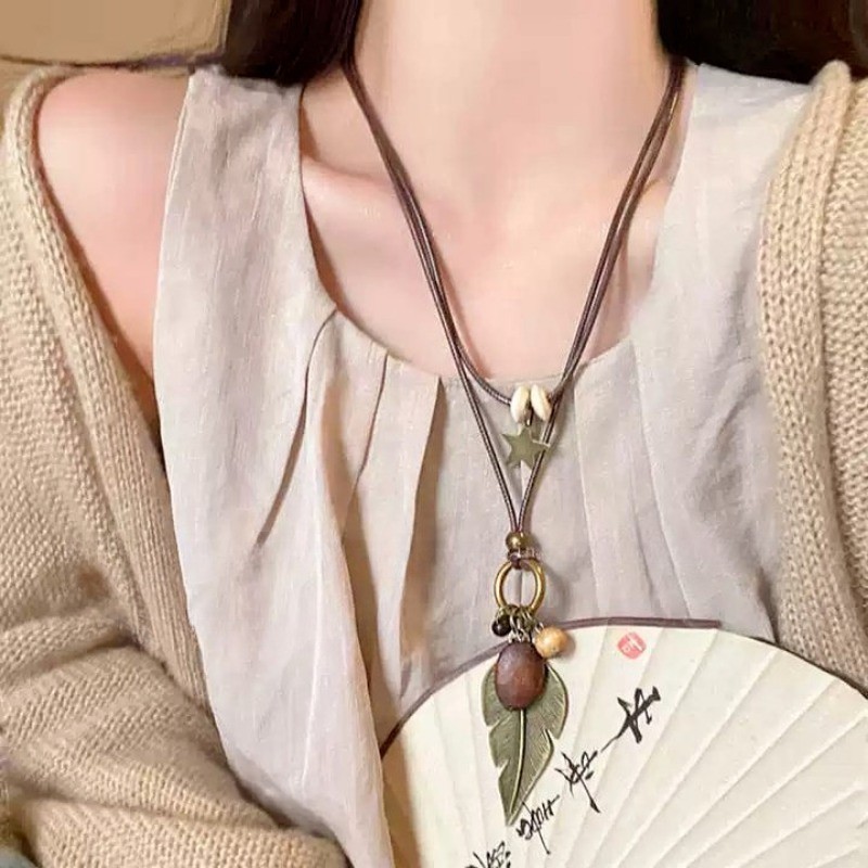 Vòng cổ thời trang retro với lông vũ mặt dây chuyền, phù hợp cho áo len