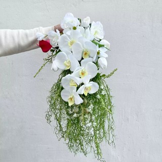 Bó hoa cưới thác đổ kiểu Hàn Quốc từ hoa lan và cỏ xanh