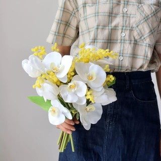 Bó hoa thác nước hình giọt nước ngọt màu vàng  hoa lan và mai vàng kèm tulip