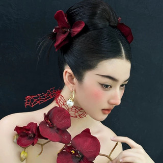 Mũ hoa, kẹp tóc, hùng vĩ của cô dâu