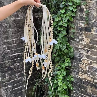 Bó hoa cầm tay cô dâu ngọc trai dáng dài cong kèm dền khô và hoa ngọc lan trắng