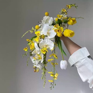 Bó hoa thác nước hình giọt nước ngọt màu vàng  hoa lan và mai vàng kèm tulip