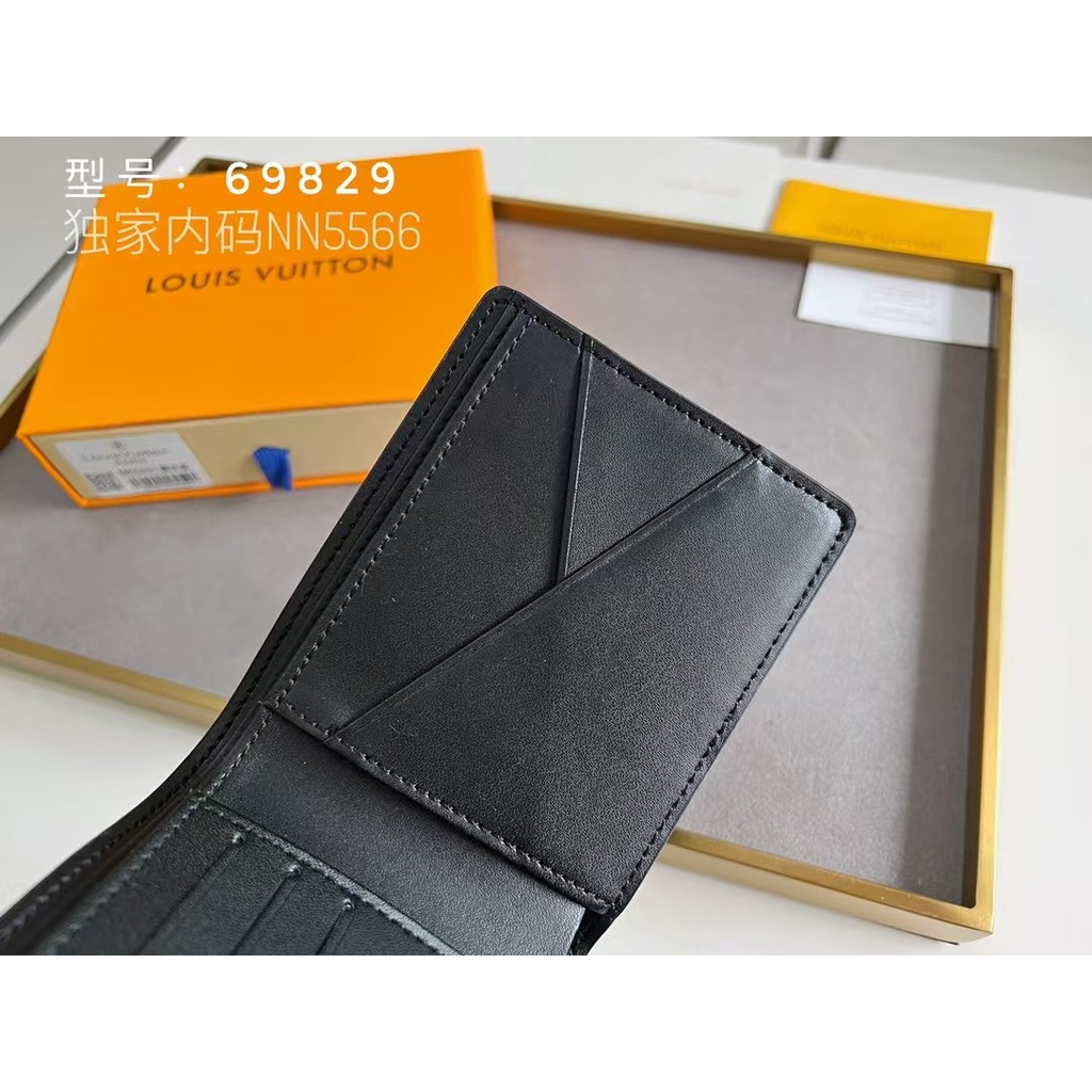Chuẩn bị gửi hàng du lịch, hành lý, phụ kiện du lịch, túi đựng đồ du lịch M69829