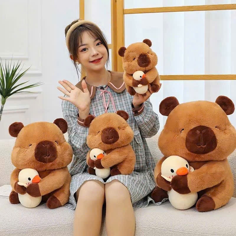 Capybara ôm vịt vàng chuột capybara mắt híp má hồng ôm con vịt dễ thương kích hàng cao cấp