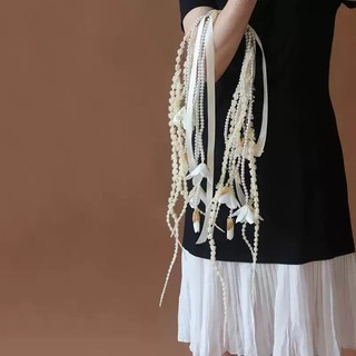 Bó hoa cầm tay cô dâu ngọc trai dáng dài cong kèm dền khô và hoa ngọc lan trắng