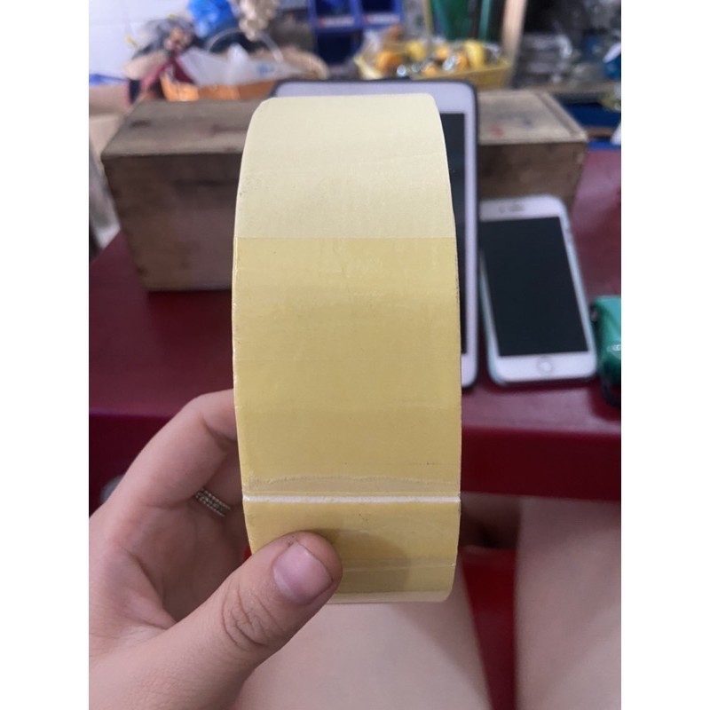 Băng keo, băng dính 2 mặt có lớp xốp trắng ở giữa.