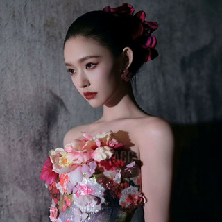 Mũ hoa, kẹp tóc, hùng vĩ của cô dâu