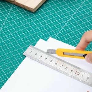 Dao rọc, dọc giấy Deli 2051: 1 cây. -