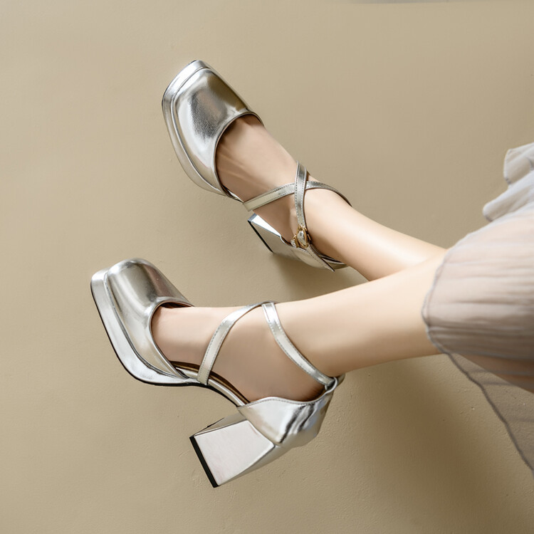 Giày Xăng đan gót vuông cỡ lớn size 34-46 Nữ Giày cao gót gót vuông đế dày đế chống thấm nước mùa hè trình diễn Catwalk dễ phối bạc vàng