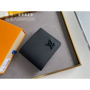 Chuẩn bị gửi hàng du lịch, hành lý, phụ kiện du lịch, túi đựng đồ du lịch M69829