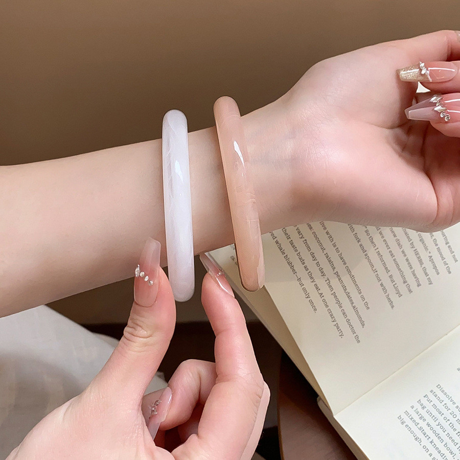Vòng tay mở họa tiết màu đỏ, thiết kế sinh động, phù hợp trang sức hàng ngày