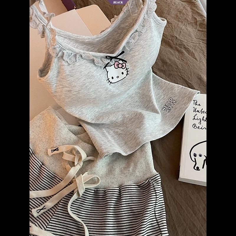 Bộ đồ ngủ hở ngực in hình Hello Kitty dễ thương Bộ đồ ngủ nữ mùa hè 2025 Bộ quần short sọc mới [BL]