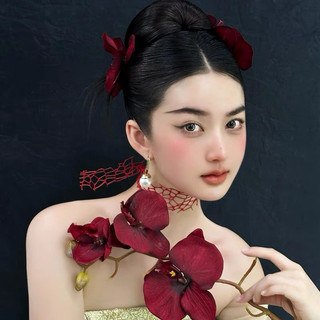 Mũ hoa, kẹp tóc, hùng vĩ của cô dâu