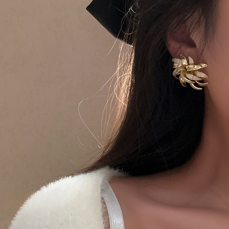 Bông tai tinh tế hoa cúc kim loại sang trọng thời trang