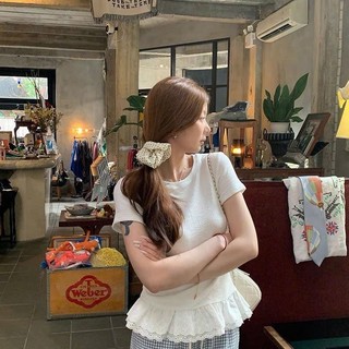 Áo Thun Baytee Đuôi Ren Trắng Nữ Tiêu Thư Bánh Bèo