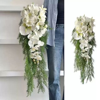 Bó hoa cưới cầm tay cô dâu dáng thác đổ từ hoa trắng và lá xanh sang trọng C0145