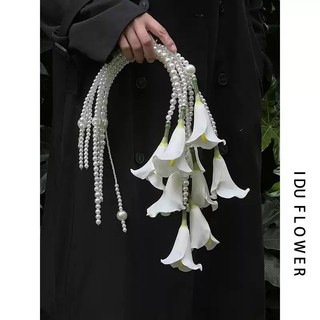 Vòng tay ngọc trai cưới cầm hoa loa kèn trắng và hoa loa kèn, hoa cầm tay để chụp ảnh, đạo cụ chụp ảnh cao cấp dài 70cm
