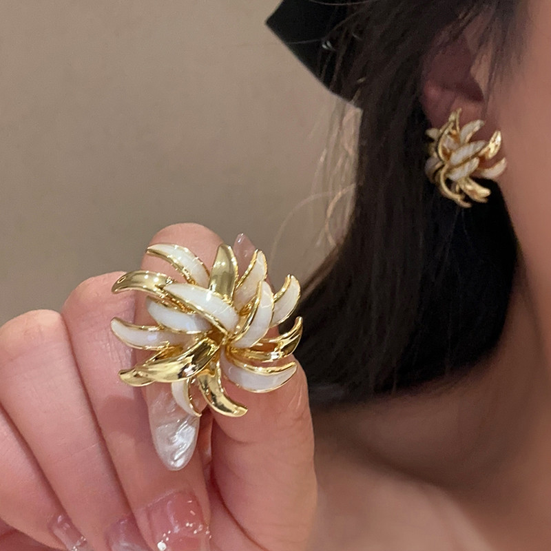 Bông tai tinh tế hoa cúc kim loại sang trọng thời trang