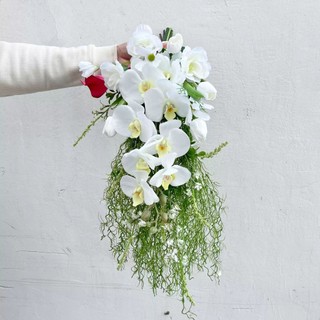 Bó hoa cưới thác đổ kiểu Hàn Quốc từ hoa lan và cỏ xanh