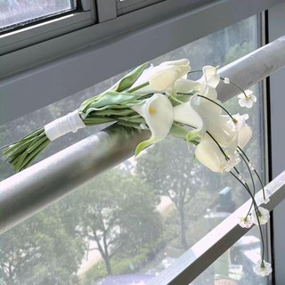 Bó hoa cưới cầm tay cô dâu từ hoa rum và tulip dáng giọt nước R245