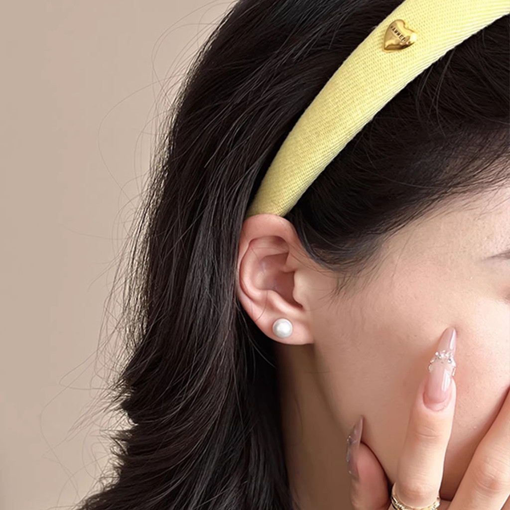 Băng đô màu vàng thiết kế đầu lâu, chất liệu giống ngọc trai, phù hợp nhiều dịp