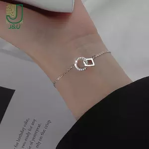 Dây đeo xương đòn nữ với thiết kế tối giản, tinh tế và kiểu dáng hình tròn/vuông