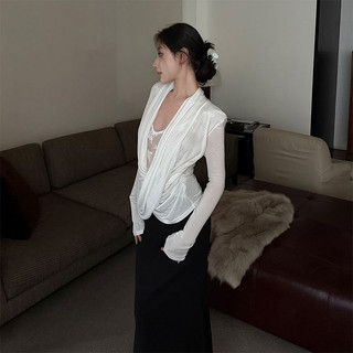 Áo thun dài tay dáng ôm, phối ren, cổ rủ.