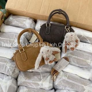 Túi Trống Chio Da Lộn Kèm Charm Thỏ Có Kèm Dây Đeo Chéo Size 20
