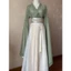 Cổ Điển Phong Cách Hanfu Với Thiết Kế Eo Hẹp, Nút Áo Và Tua Rua Sáng Tạo