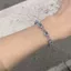 Vòng tay zircon màu xanh trong suốt mát mẻ, ánh sáng tinh tế cho bạn gái