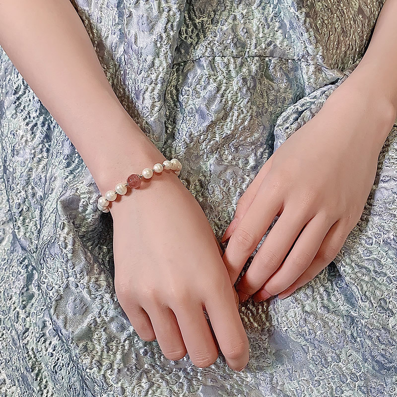 Vòng tay pha lê dâu hồng đơn giản và thanh lịch