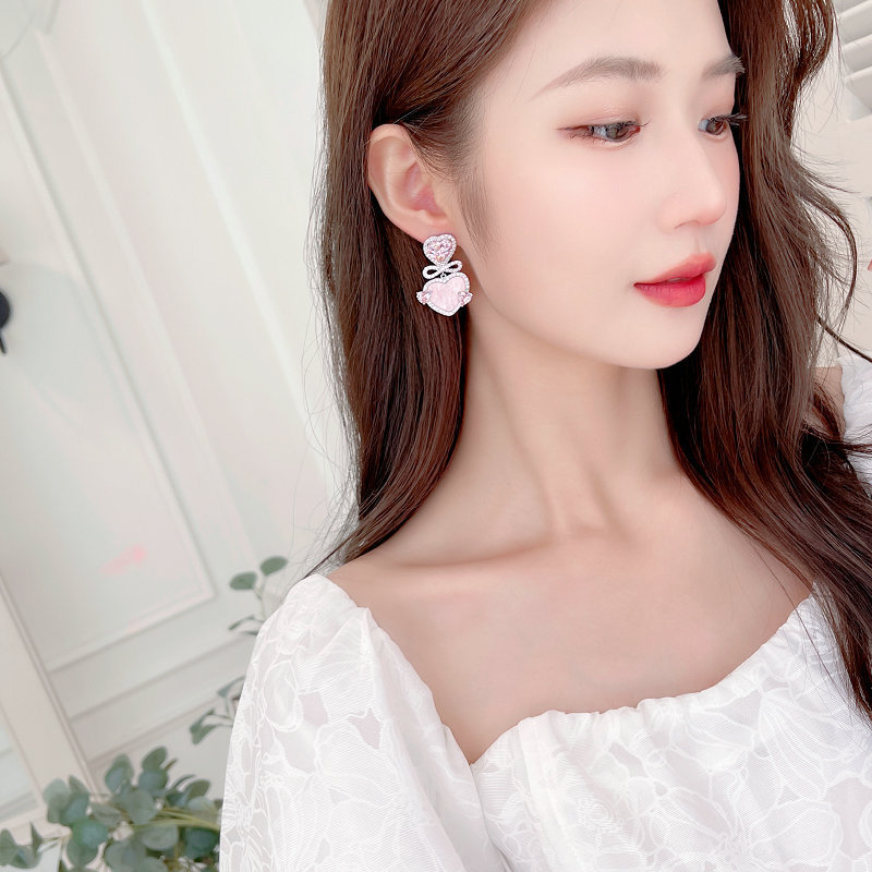 Bông tai trái tim hồng ngọt ngào giống như cổ tích thời trang