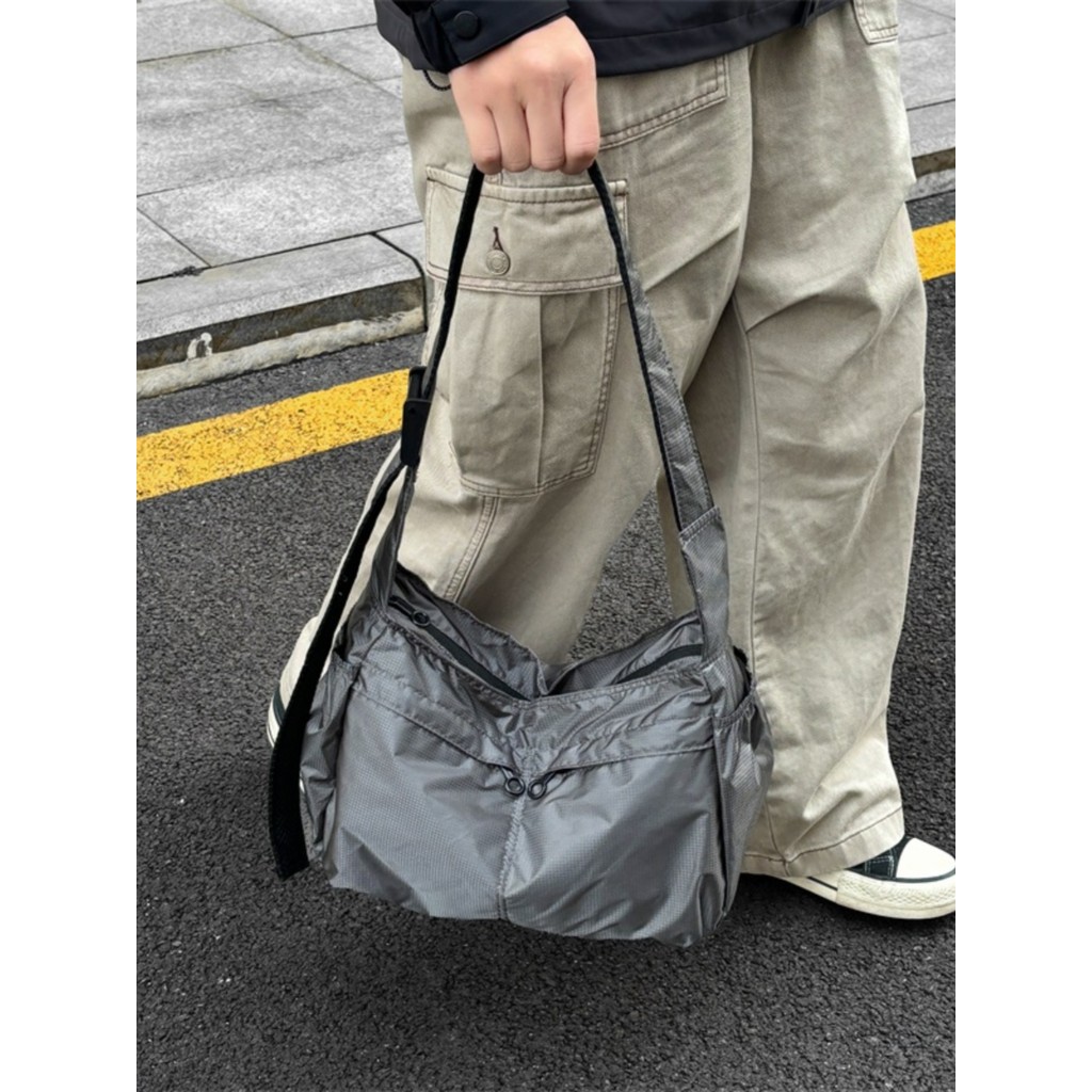 Túi vải nylon nhẹ, dung tích lớn, một vai unisex, phong cách mới, hợp thời trang, túi thể thao ngoài trời